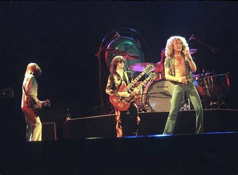 Robert Plant Photos And Premium High Res Pictures Led Zeppelin