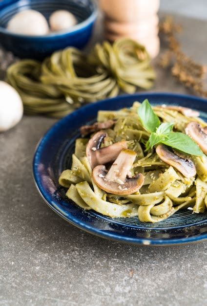 Fettuccine de espinacas con champiñones Foto Premium