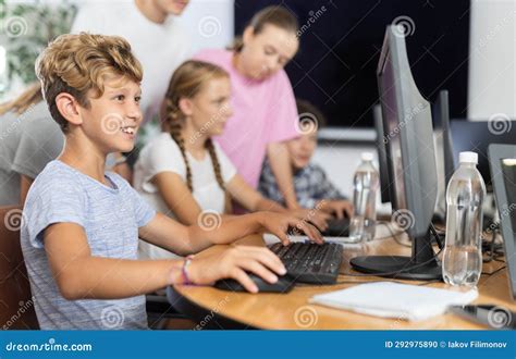 Estudante De Menino Aprendendo A Trabalhar Em Computador Na Sala De