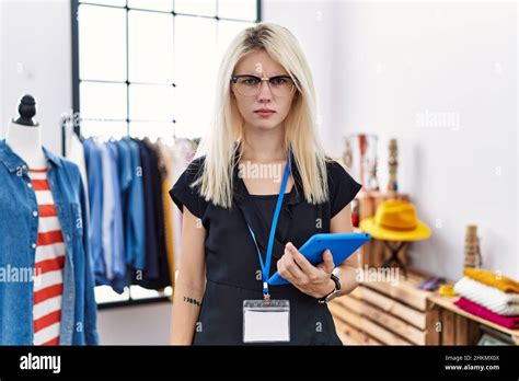 Jeune Femme Blonde Travaillant Comme Gestionnaire La Boutique De D Tail Sceptique Et Nerveux