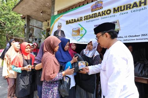 Relawan Sandiaga Uno Gelar Bazar Tebus Sembako Murah Di Semarang