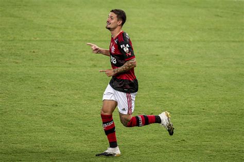 Thuler Retorna Da Fran A E Ganha F Rias No Flamengo