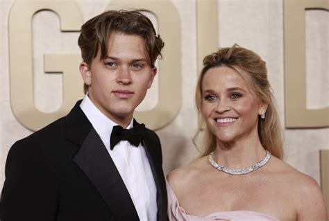 Reese Witherspoons Son Deacon Helped Fix His Moms Hair On Golden