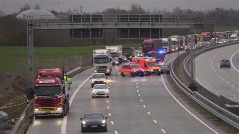 Bordesholmer Dreieck Unfall Mit Drei Fahrzeugen Sorgt F R Stau Shz