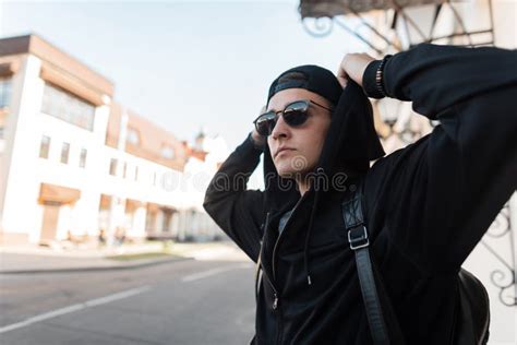 Hombre En Gorra De B Isbol Y Gafas De Sol Fotos De Stock Fotos