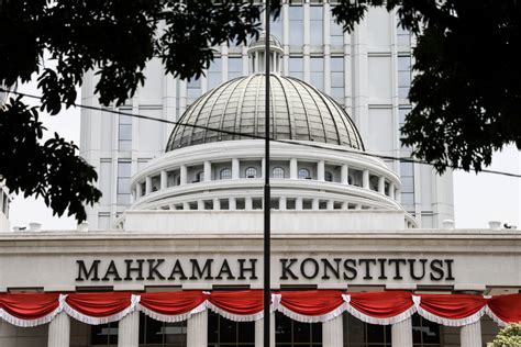 MK Diminta Tolak Turunkan Syarat Minimal Usia Capres Cawapres Kompas Id