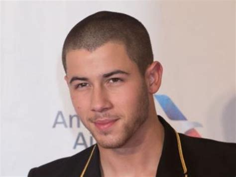 Nick Jonas Cae En Pleno Concierto Todo Queda Capturado En Video