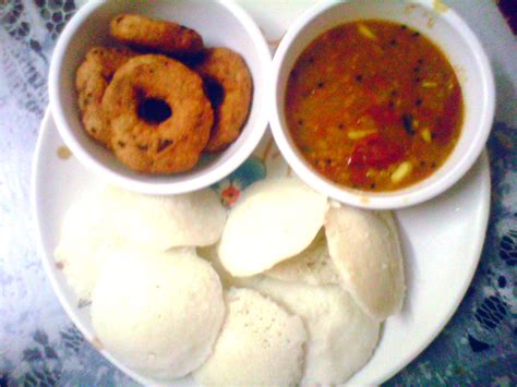 The Edible Blog: Idli, Sambar and vada.