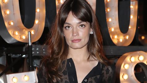 Emma Mackey Sex Education sublime en cardigan transparent et soutien gorge au défilé Chanel