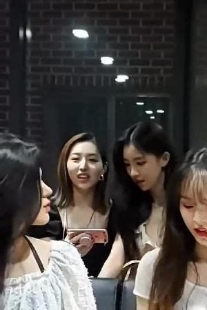 Everglow Sihyeon Ass In Jeans And Midriff