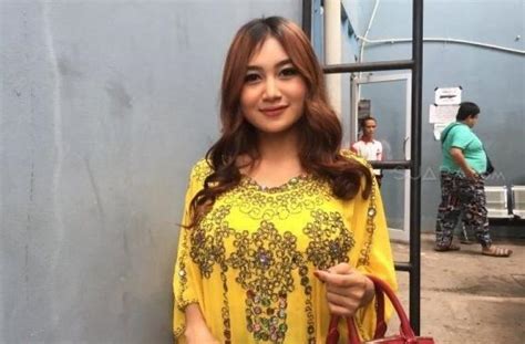 Hilangkan Penat Pamela Safitri Pakai Bikini Sambil Joget Di Kolam Renang