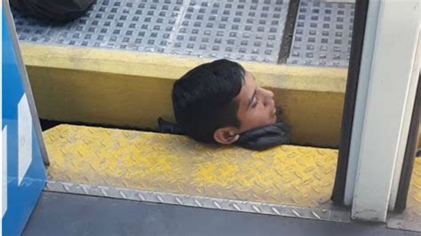 Un Chico Cay A Las V As Del Tren Y Qued Con El Cuello Atrapado