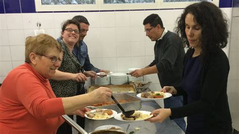 Un Soixantaine De Personnes Au Repas Du Ccas