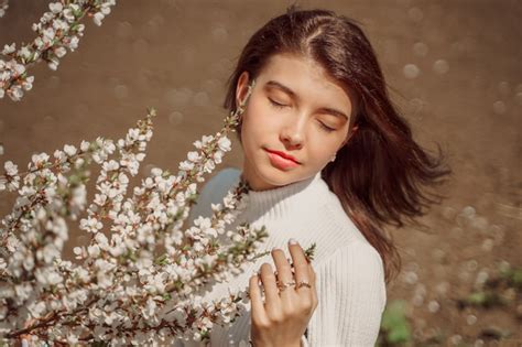 Una Linda Chica Con Los Ojos Cerrados Disfruta De La Primavera Y La Luz