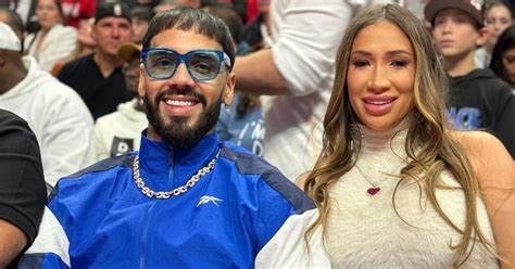 Anuel Aa Genießt Ein Nba Spiel Mit Seiner Freundin Laury Es Ist Sein