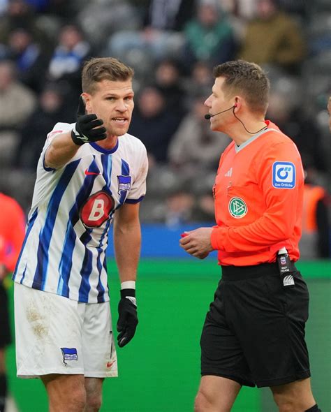 Bild zu Videobeweis Hertha BSC Spieler Florian Niederlechner ärgert