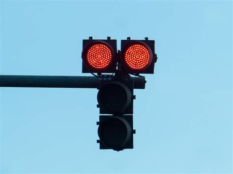 Semáforo Con Luz Roja Encendida Con Cielo Azul Foto Premium