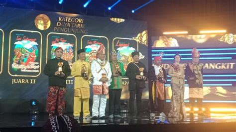 Di Malam Anugerah Desa Wisata Indonesia Atau Adwi Yang Berlangsung