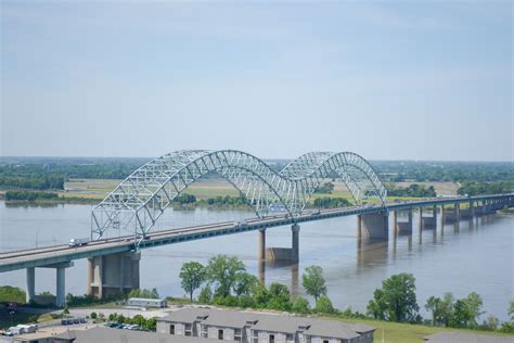 Over 700 Barges Stranded by Mississippi River Closure in Memphis Due to Bridge Crack