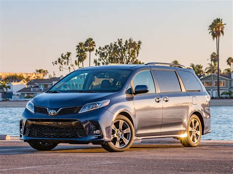 2019 Honda Odyssey vs. 2019 Toyota Sienna Comparison | Kelley Blue Book