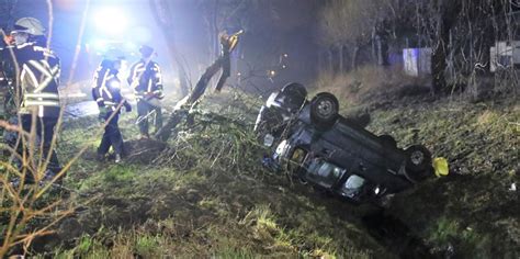 Unfall J Hriger Kommt Von Der Stra E Ab Auto Landet Im