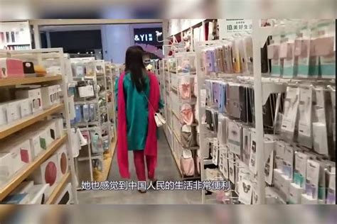 印度美女来中国旅游，街头看到这一幕后直呼：中国女人真幸福！中国美女旅游