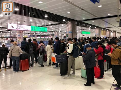 港媒：港铁东铁线头班列车抵达落马洲站，乘客等待“过关”赴内地 新闻频道 和讯网