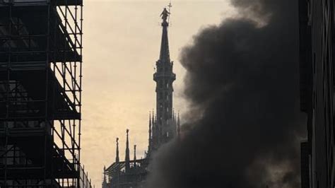 Milano Incendio In Zona Duomo Il Video Della Colonna Di Fumo Che Esce