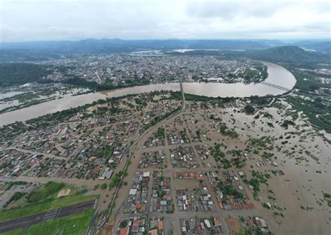 Moradora De Brusque Arrecada Donativos Para V Timas Da Enchente Em