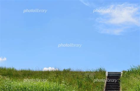 土手の階段と青空 写真素材 [ 3272952 ] フォトライブラリー Photolibrary