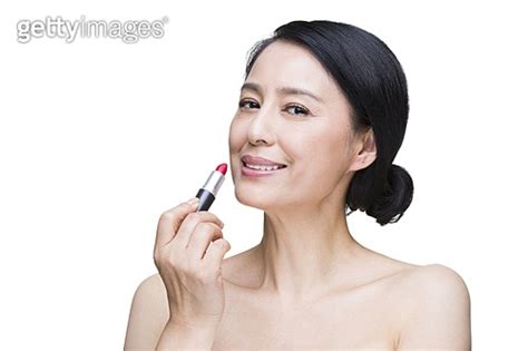 Beautiful Mature Woman Applying Lipstick 이미지 A10788397 게티이미지뱅크