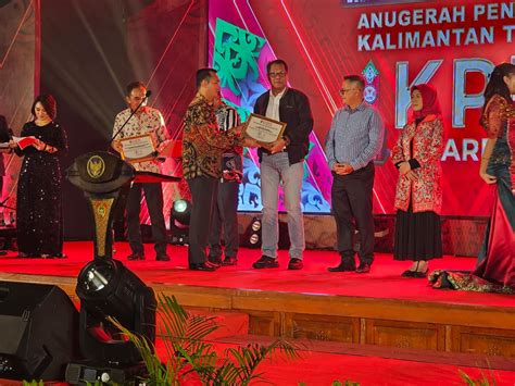 Dislutkan Prov Kalteng Terima Penghargaan KPID Awards 2023 Dalam Acara