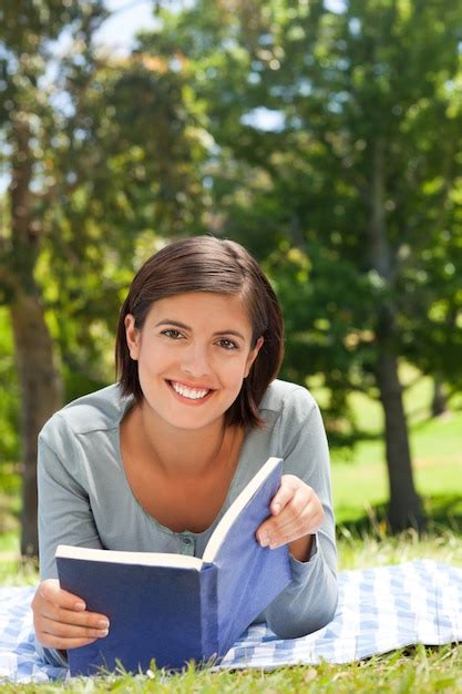 Mujer Leyendo Un Libro En El Parque Foto Premium