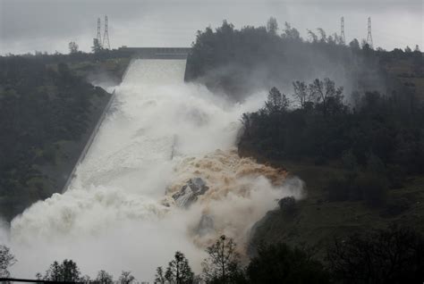 Le D Versoir Du Plus Haut Barrage Des Tats Unis Menace De C Der