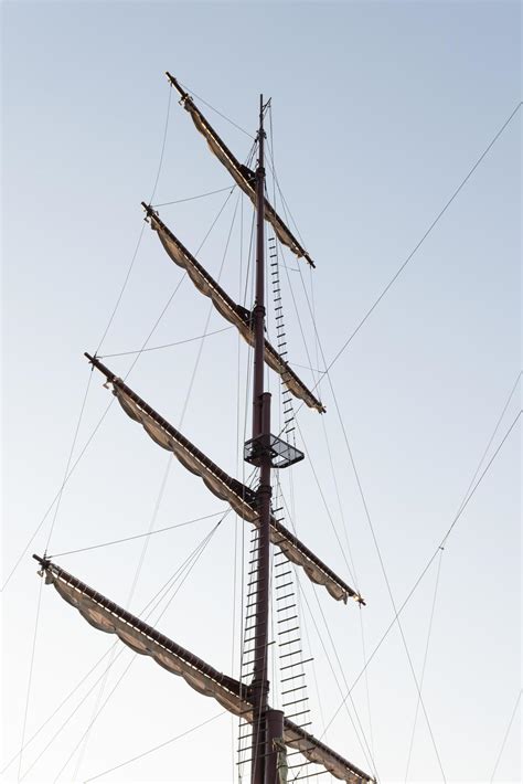 Mástil De Barco Pirata Sobre Fondo De Cielo Azul 11374666 Foto De Stock