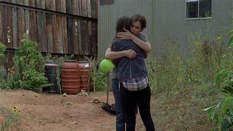 Image Maggie Enid Hug Walking Dead Wiki Fandom Powered By Wikia