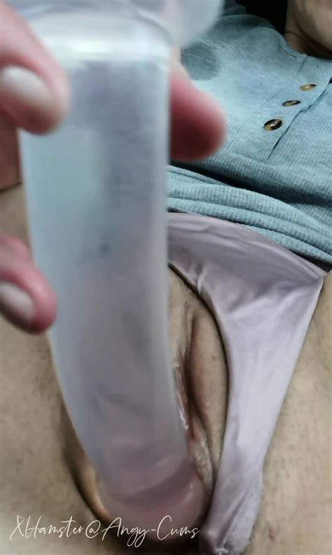 Sexy MILF Masturbates In Her Car