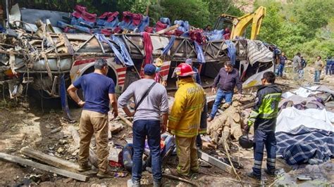 Sube a 29 la cifra de muertos por accidente de autobús en Oaxaca El