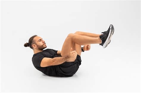 Premium Photo Fit Man Doing A Floating Crunch Exercise