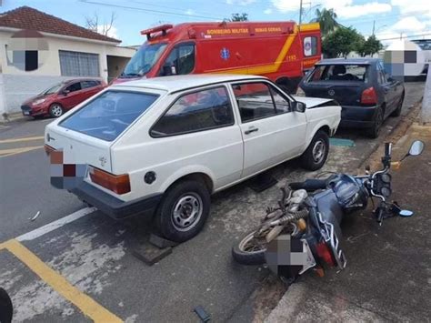 Condutor perde o controle do veículo e colide veículos estacionados