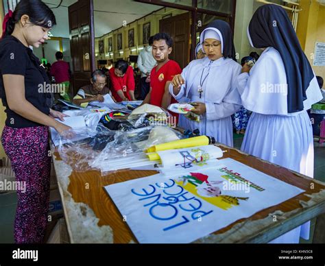 Hwambi Yangon Region Myanmar 19th Nov 2017 Nuns Buy Souvenir Tee Shirts Of Pope Francis