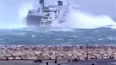 Il Video Mare In Tempesta Traghetto Partito Da Ponza In Bal A Delle Onde