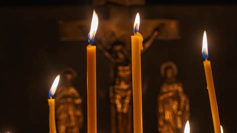 Cahaya Lilin Gereja Banyak Yang Membakar Lilin Lilin Di Gereja Ortodoks