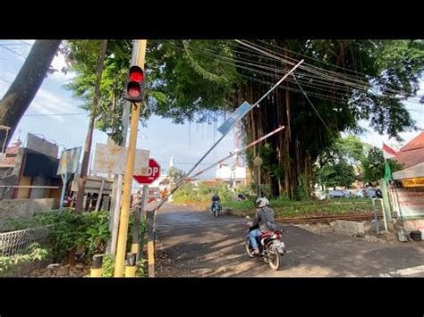 Palang Parkiran Perlintasan Unik Kereta Api Belakang Stadion Kota