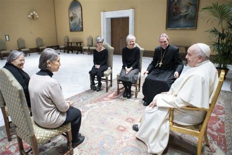 Papa Francesco Tende La Mano A Gaenswein Don George Ricevuto Con Le