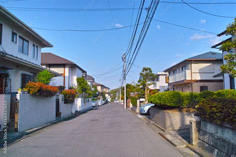 日本の郊外の閑静な住宅街 Stock 写真 Adobe Stock