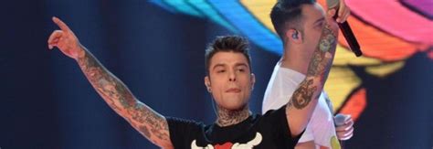 Fedez Rifiuta In Malo Modo Una Selfie E Scoppia La Rissa Al Just