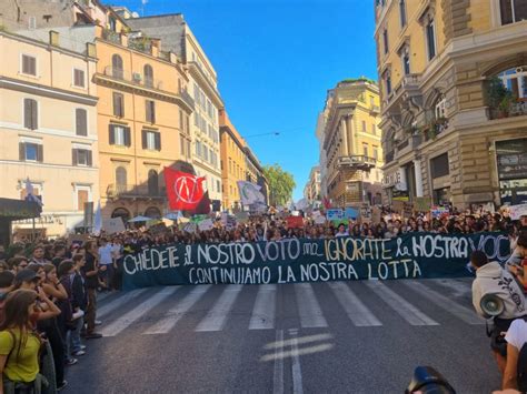 Migliaia Di Giovani Tornano In Piazza Con Fridays For Future Per Lo