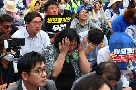 “부결” 외치던 국회 앞 집회체포동의안 가결에 ‘울먹