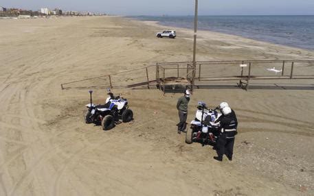 Coronavirus foto della spiaggia di Rimini sulla Bbc è polemica social